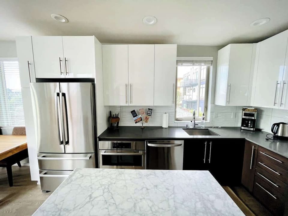 Clean, modern, spacious and fully-equipped kitchen with gas range