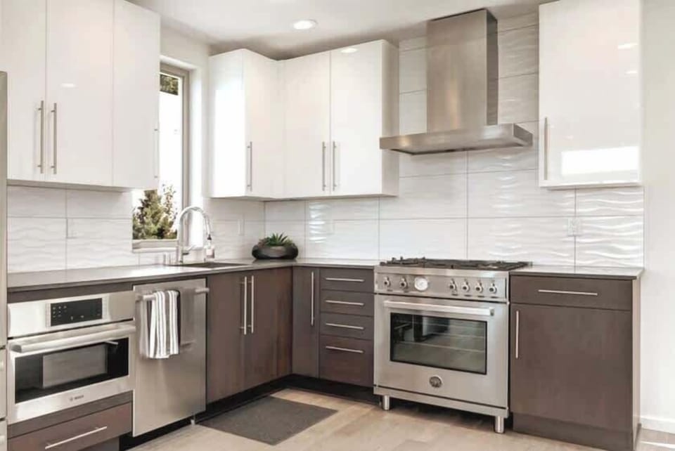 Clean, modern, spacious and fully-equipped kitchen with gas range