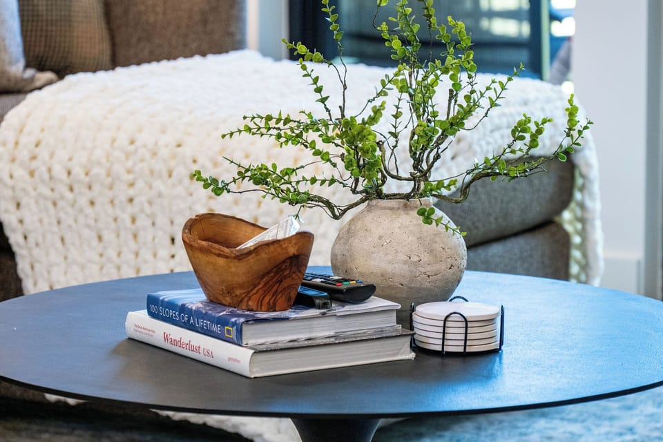 Simple mountain-inspired décor adds warmth and character throughout.
