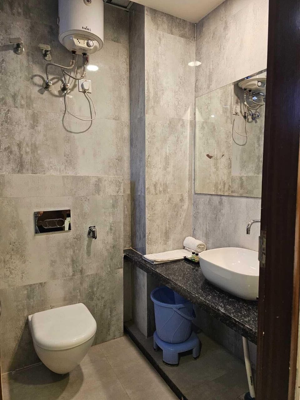 Deluxe Double Room | Bathroom | Shower, towels, soap, shampoo