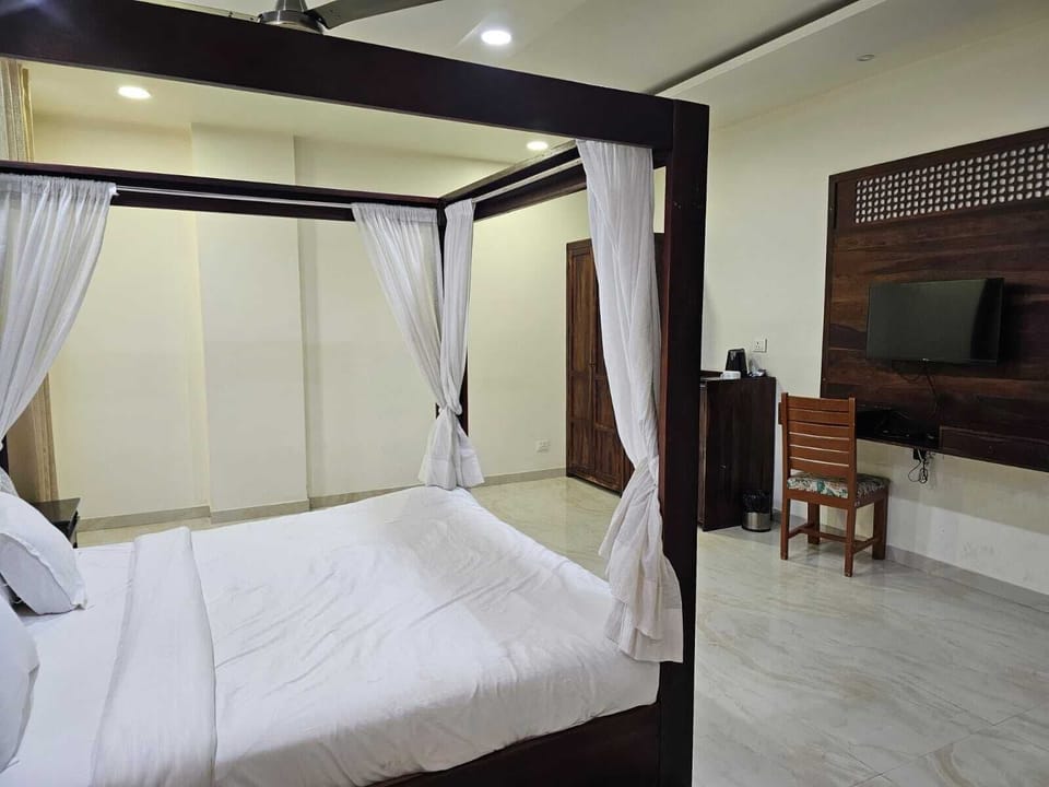 Elite Double Room | Laptop workspace