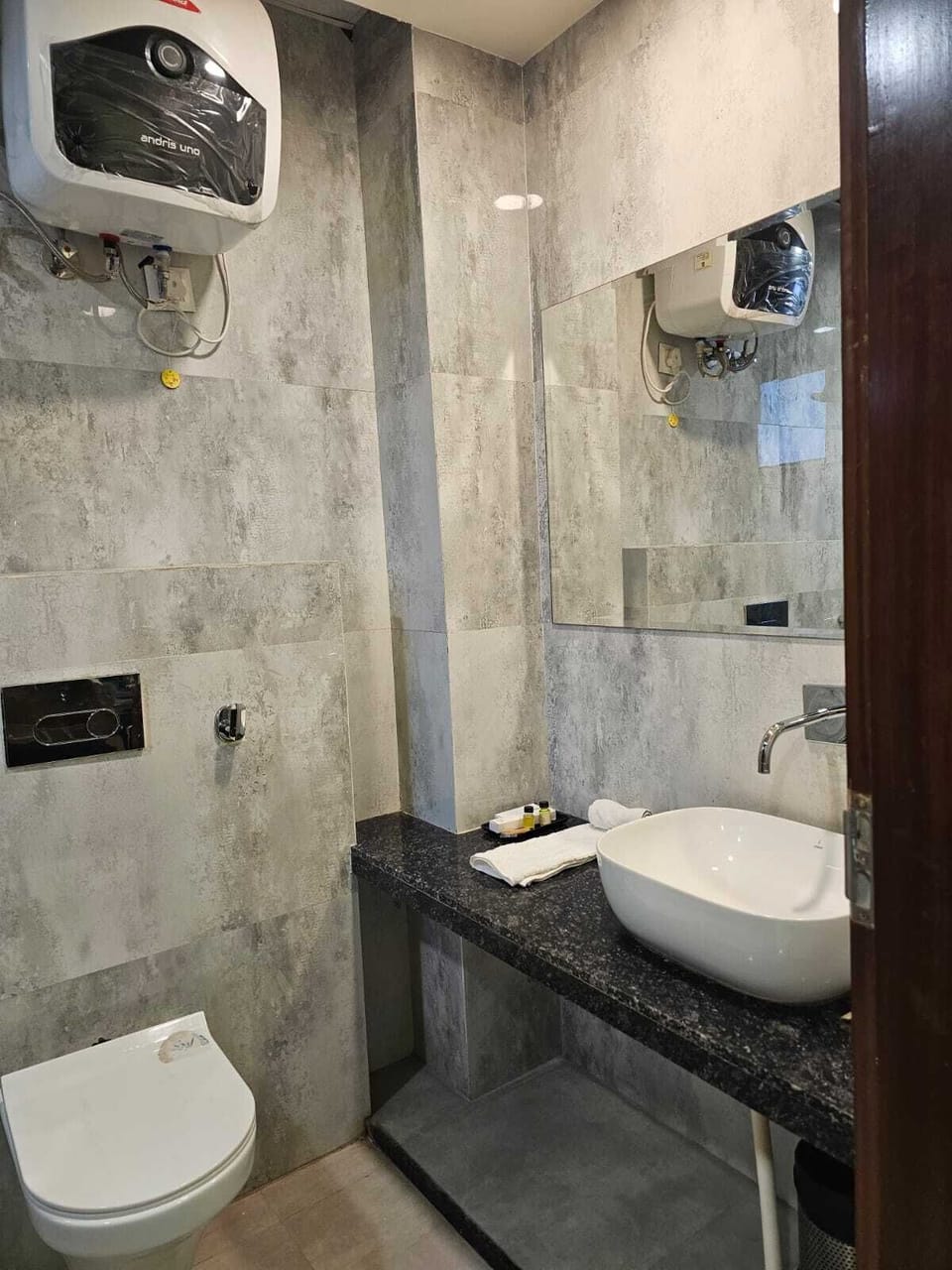 Deluxe Triple Room | Bathroom | Shower, towels, soap, shampoo