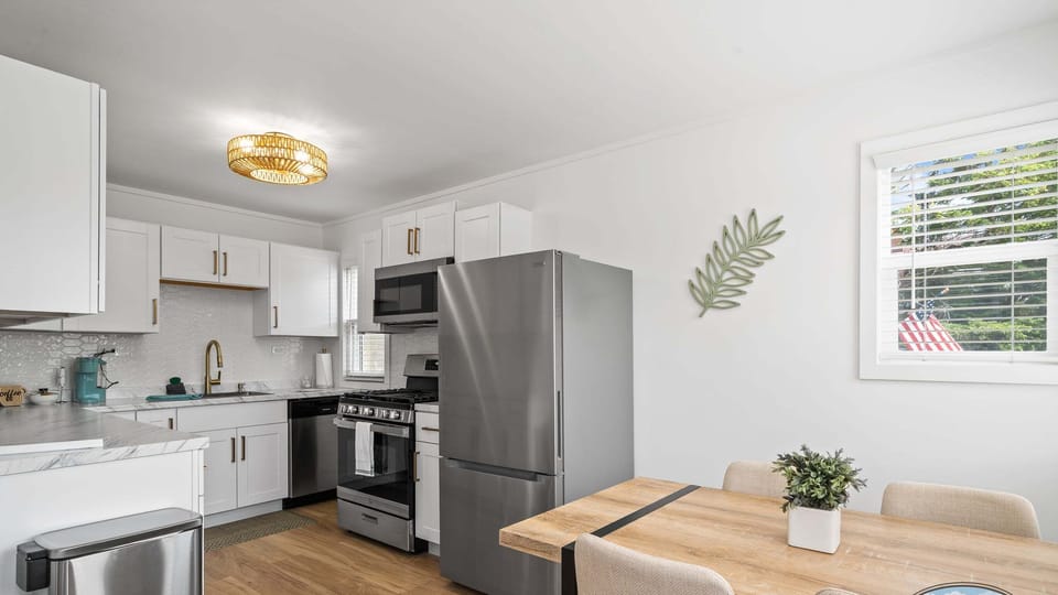 Eat-in kitchen, table for 4