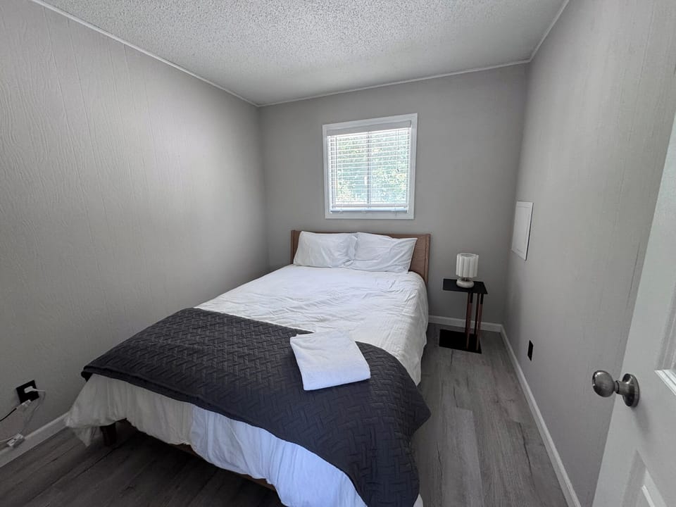 Queen bed 