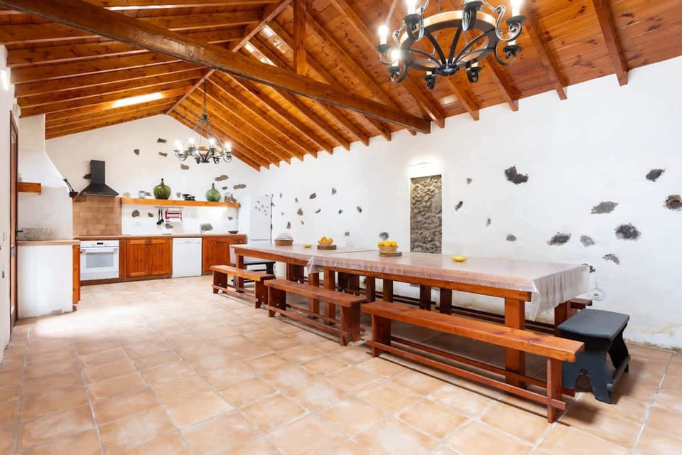 House | 5 bedrooms, high-speed internet