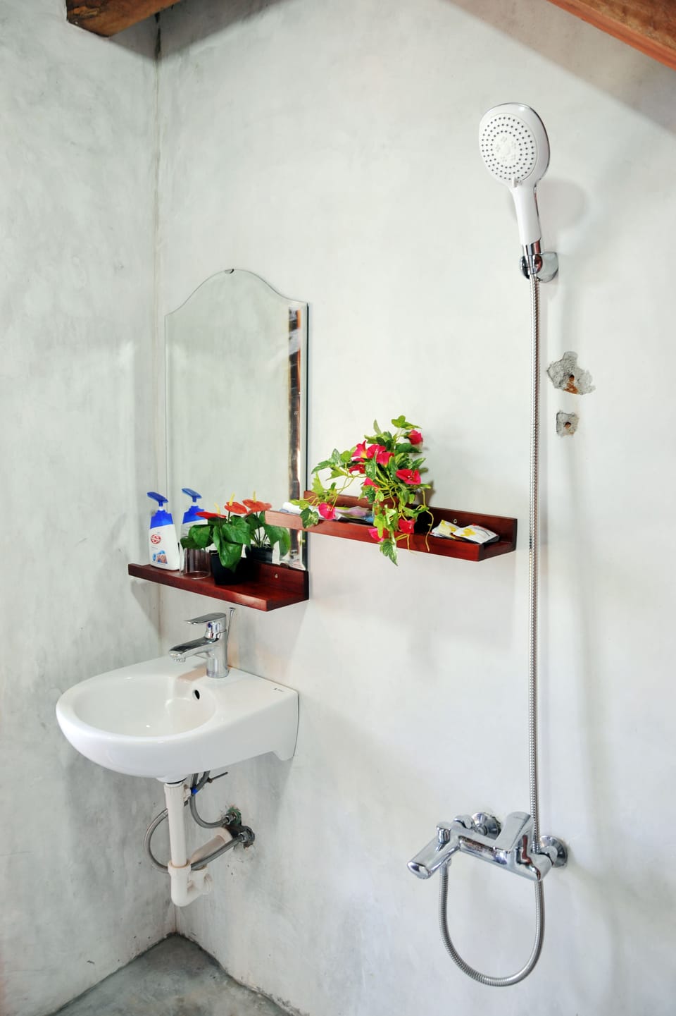 Deluxe Double Room, Balcony | Bathroom | Shower, free toiletries, hair dryer, slippers