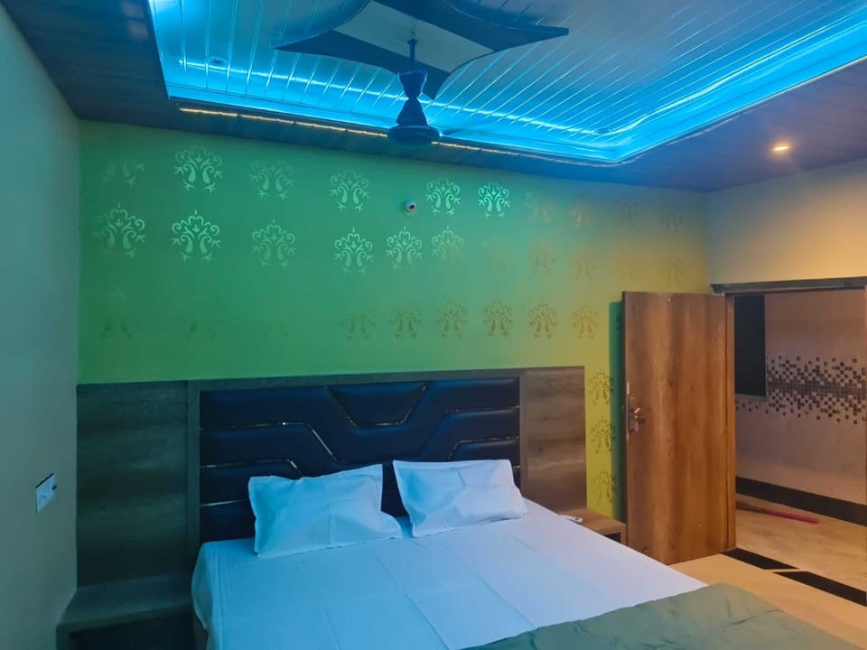 Double Room, Shared Bathroom | WiFi (free), bed sheets