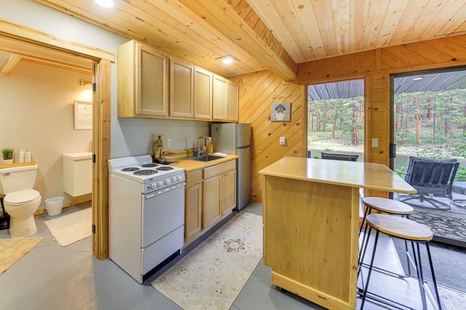Kitchen | Cooking Basics | Island Dining Area | Dishes & Flatware Provided