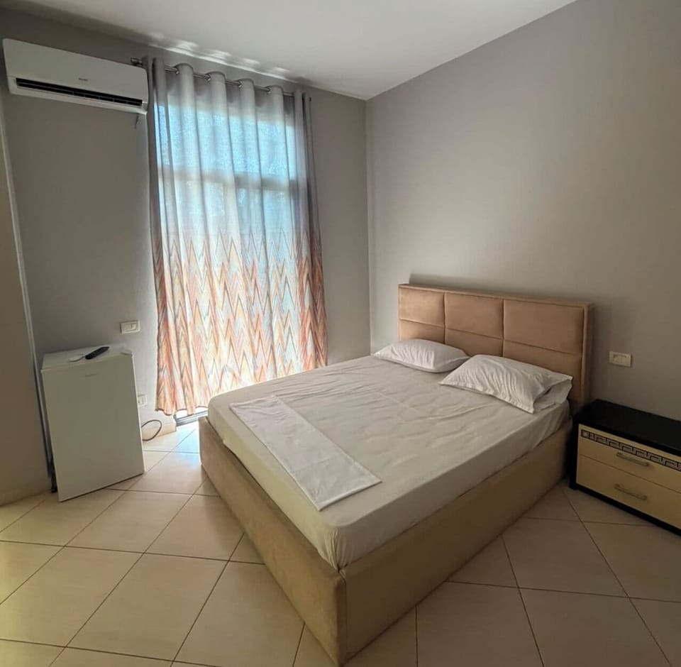 Triple Room | WiFi (free), individually furnished, bed sheets