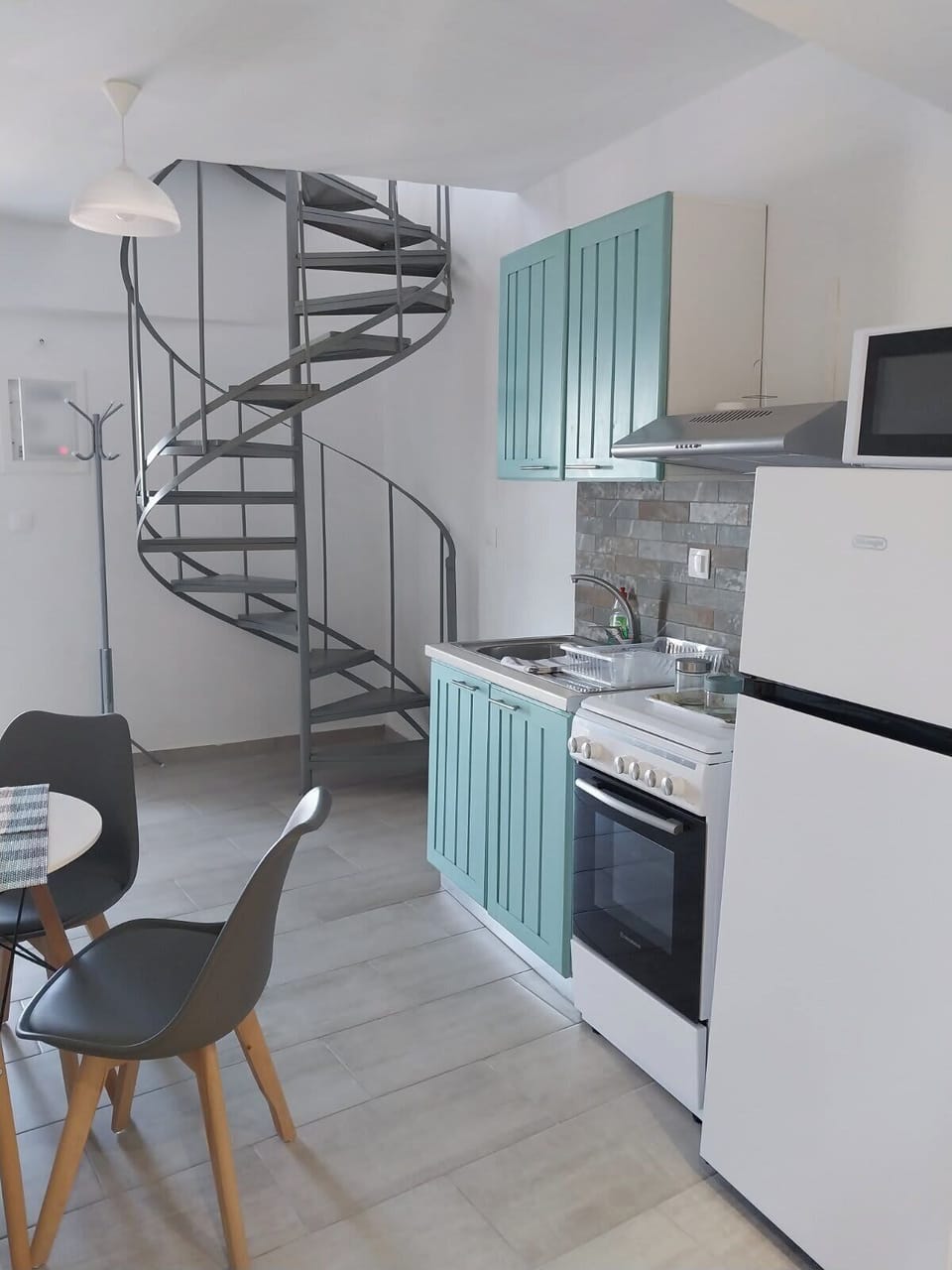 Fully Equipped Kitchen with Dining Space