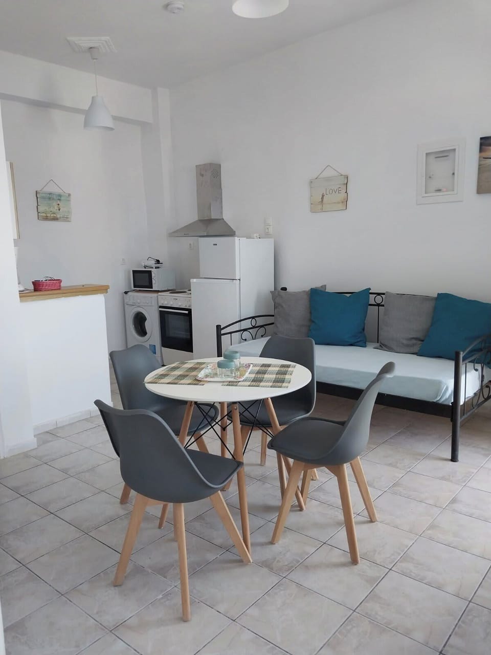 Spacious Open-Plan Living & Dining Area
