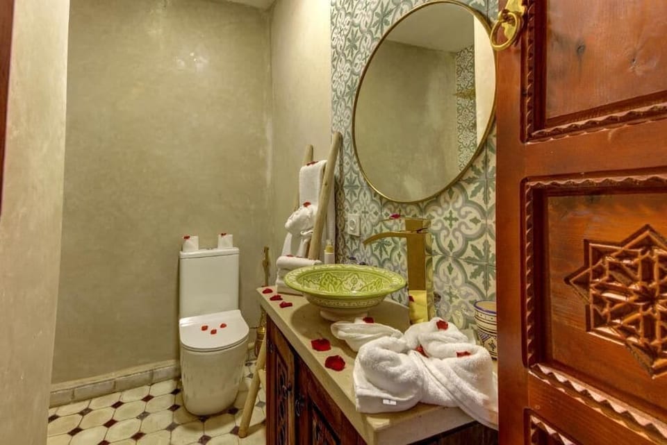 Standard Double Room | Bathroom