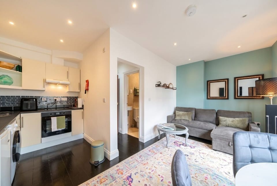 Smart open flow connecting kitchen, lounge and bathroom
