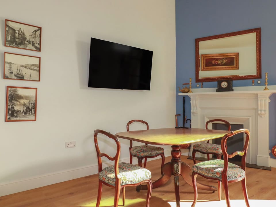 Cottage | Dining
