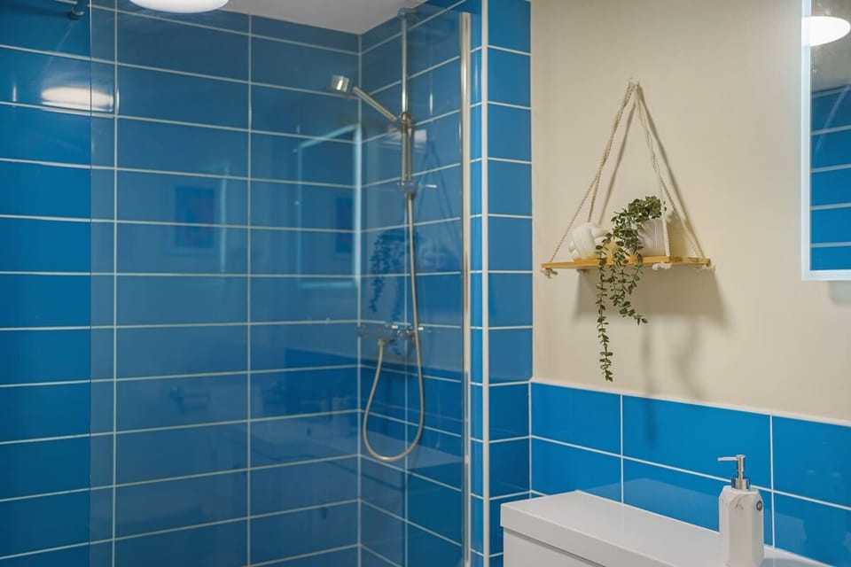 Historic Flat Cotswolds 2BD Walk in Shower Central Apartment in Cirencester
