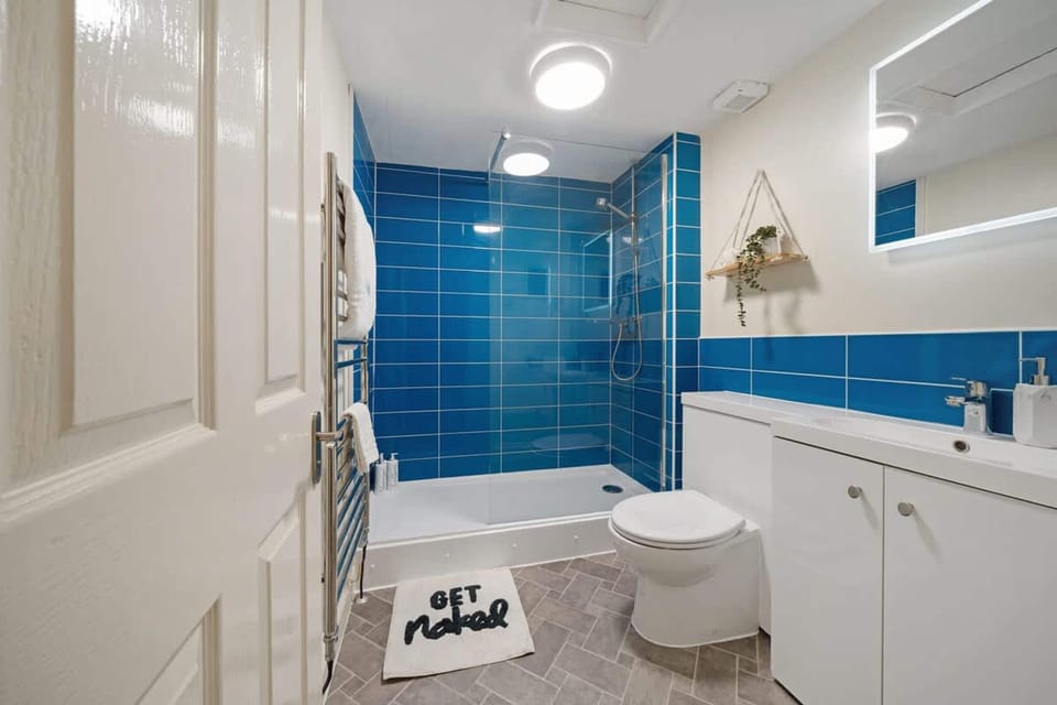 Historic Flat Cotswolds 2BD Walk in Shower Central Apartment in Cirencester