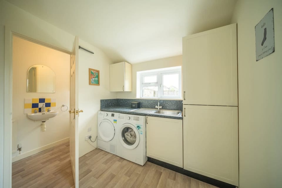 5 BD 3 Bath 3 Car Drive Large Garden Pet Friendly House in Cirencester