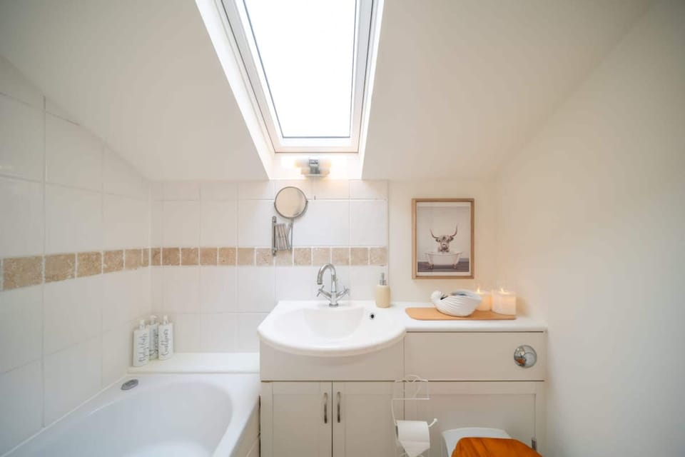 5 BD 3 Bath 3 Car Drive Large Garden Pet Friendly House in Cirencester
