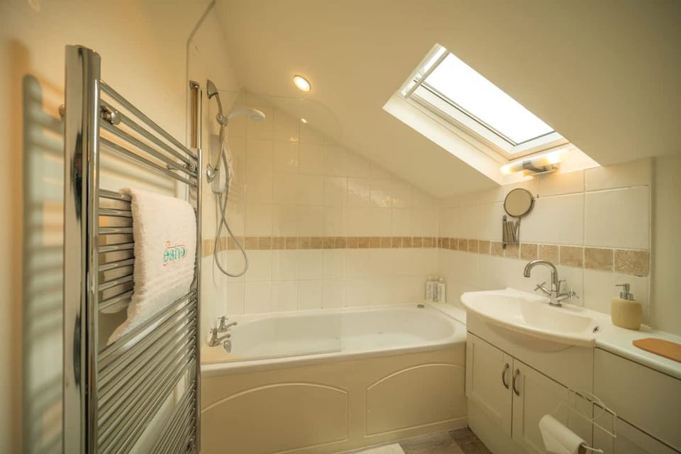 5 BD 3 Bath 3 Car Drive Large Garden Pet Friendly House in Cirencester