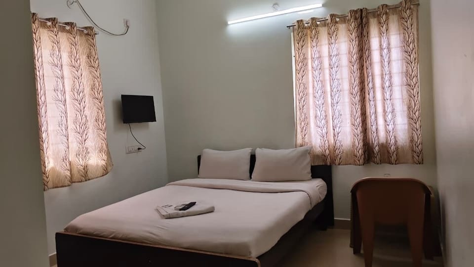 Standard Room | Hypo-allergenic bedding available, WiFi (free), bed sheets