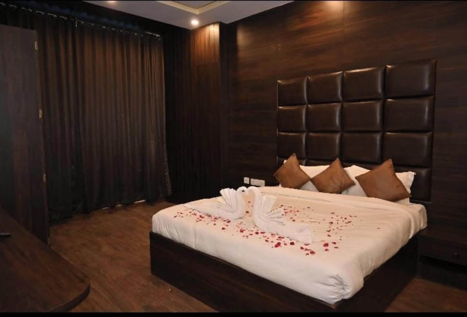 Superior Double Room, City View | Desk, WiFi (free)
