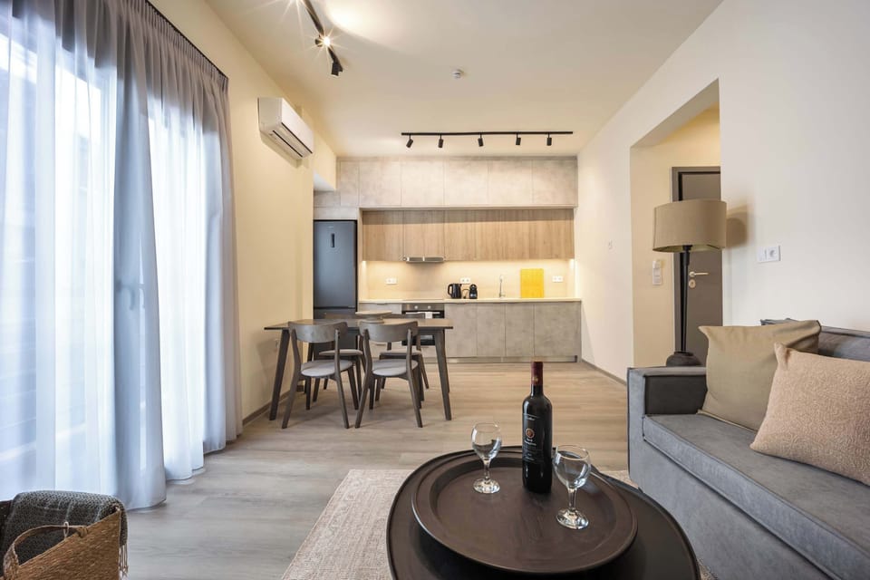 From morning espresso to late-night conversations, this airy layout keeps the whole stay flowing beautifully.