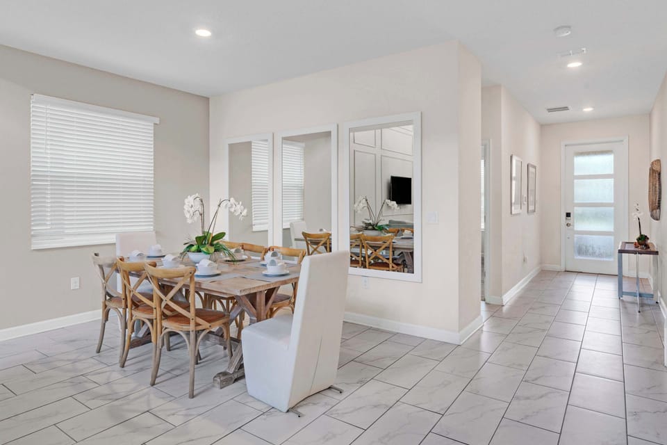 Start the day together around the dining table, with plenty of space for breakfast, takeout, or a relaxed family dinner.