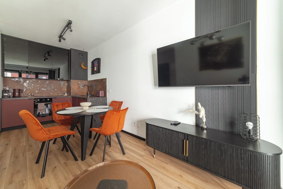 Deluxe Apartment, Courtyard View | Iron/ironing board, WiFi (free), bed sheets