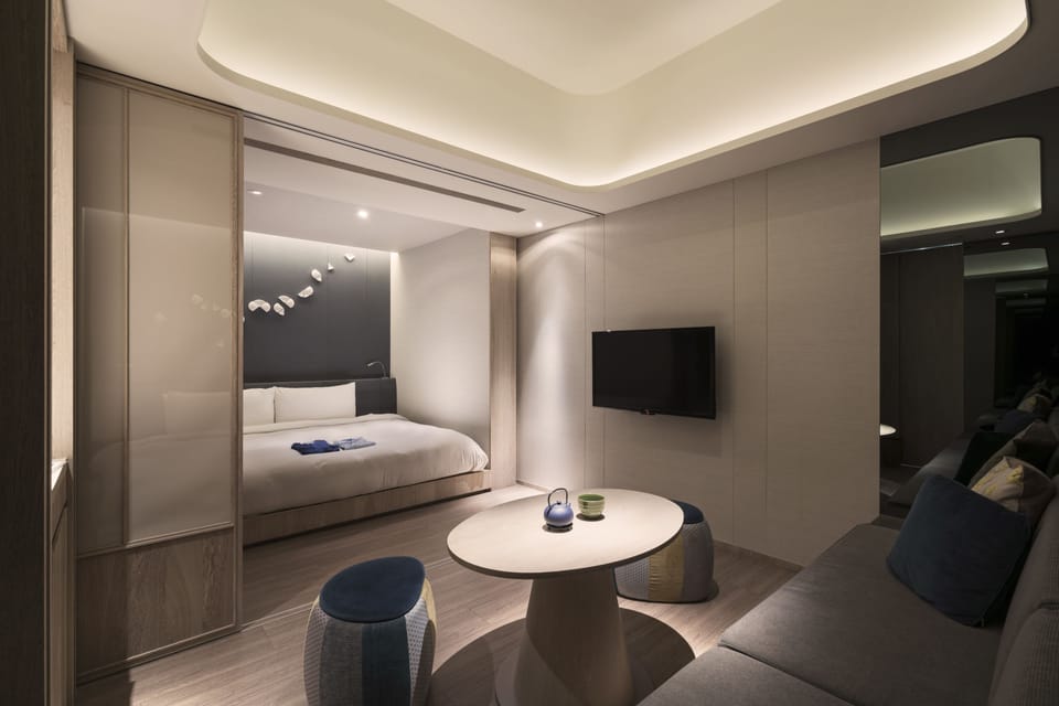 Hollywood Suite - King | In-room safe, desk, soundproofing, free cribs/infant beds