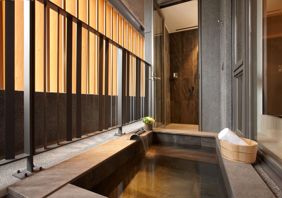 Deep soaking bathtub