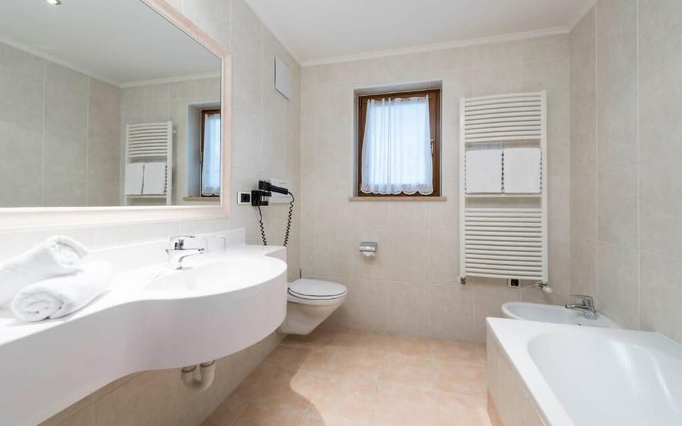 Junior Suite, Balcony, Mountain View | Bathroom