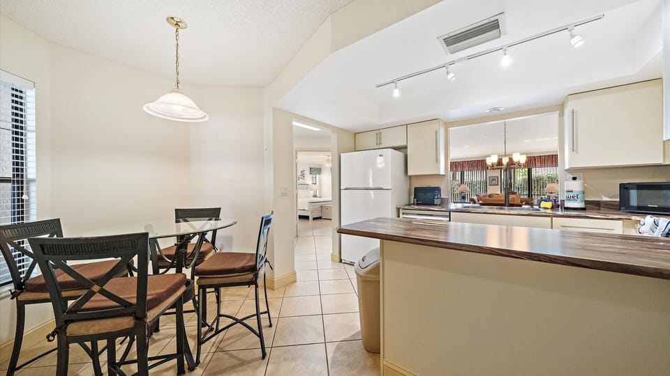 Villa, 2 Bedrooms | Dining