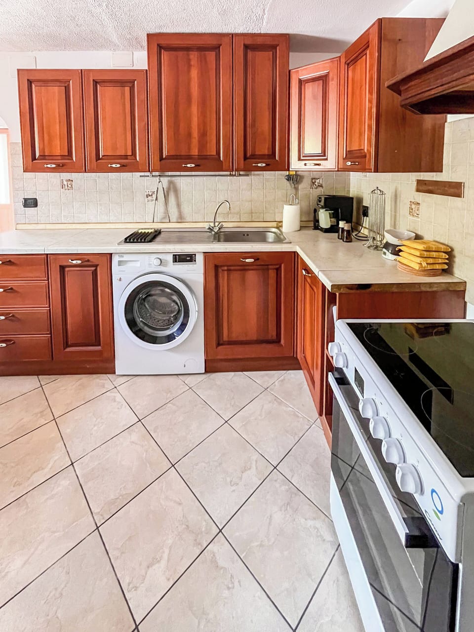 House, 3 Bedrooms, City View | Private kitchen