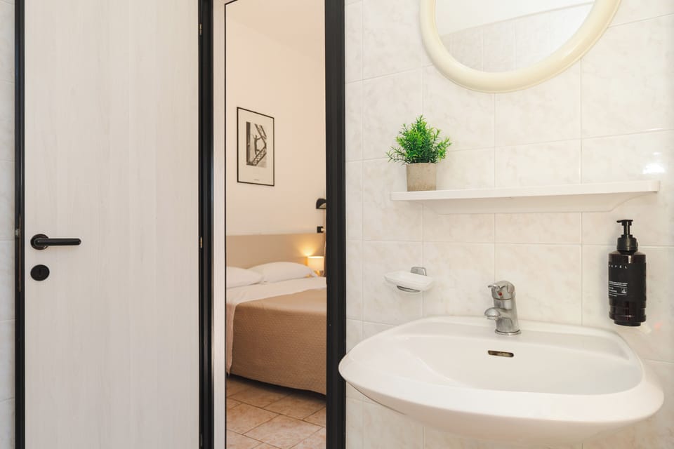 Classic Double Room | Bathroom | Shower, free toiletries, hair dryer, bidet