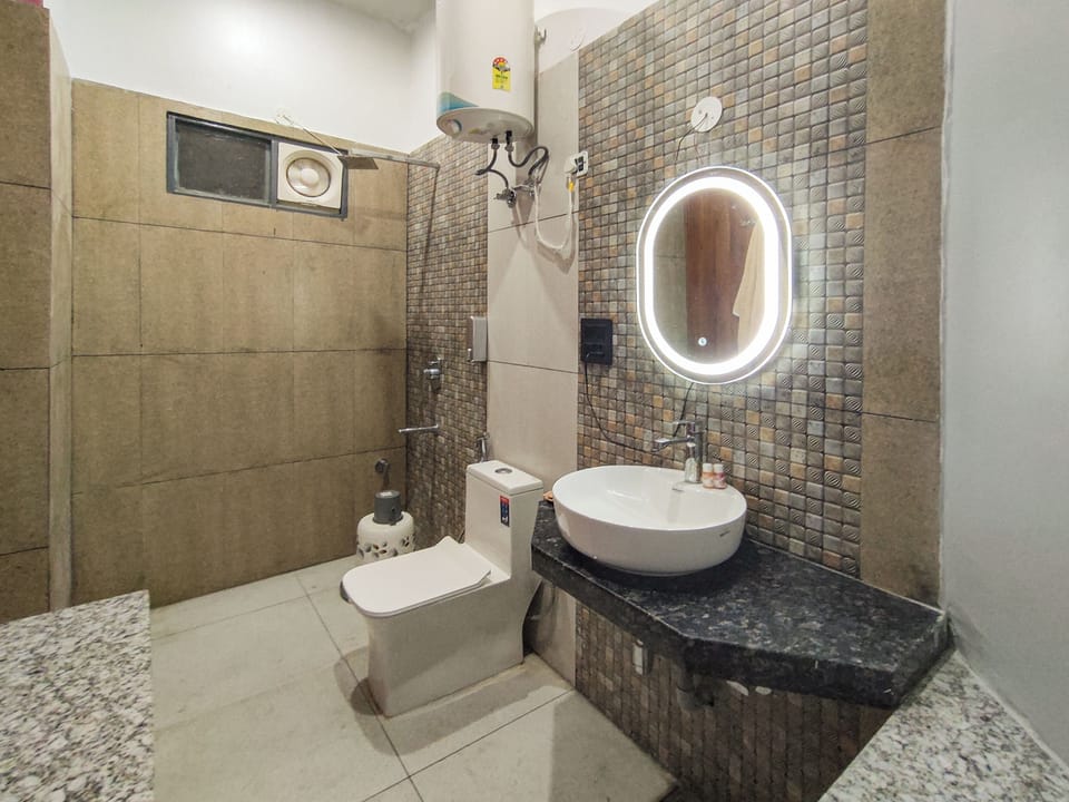 Standard Quadruple Room, Balcony, Mountain View | Bathroom