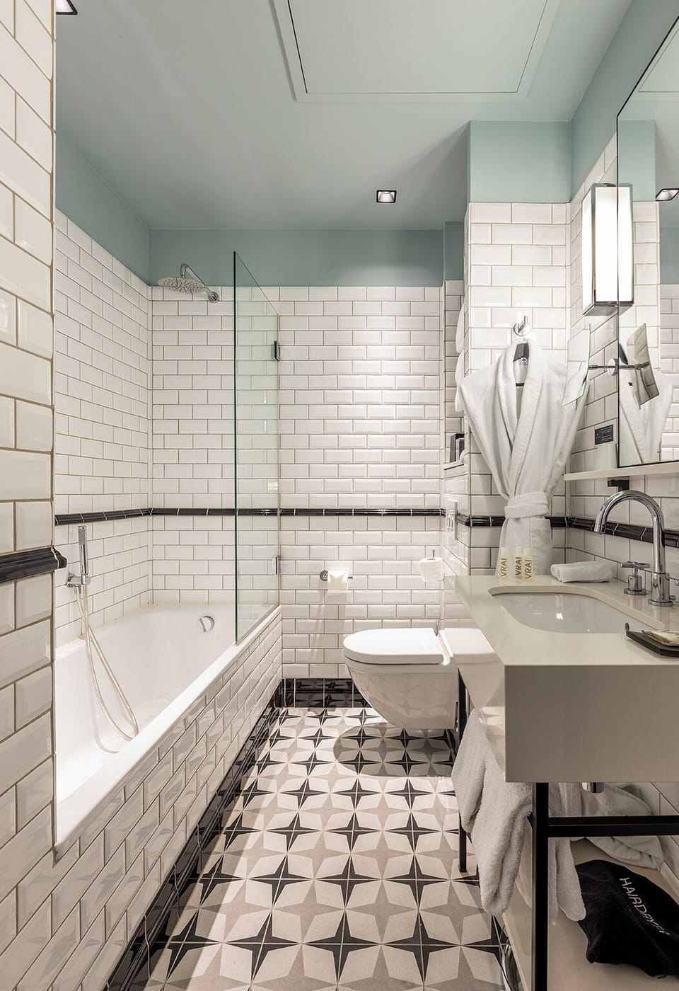 Club Room | Bathroom | Free toiletries, hair dryer, bathrobes, slippers