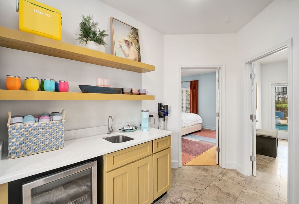 Just steps from the pool, The Citrus Pool Bar 🍋  is stocked with a Keurig, beverage fridge, insulated drinkware, and an Igloo cooler—everything you need for effortless vacation days. 🌴🍹