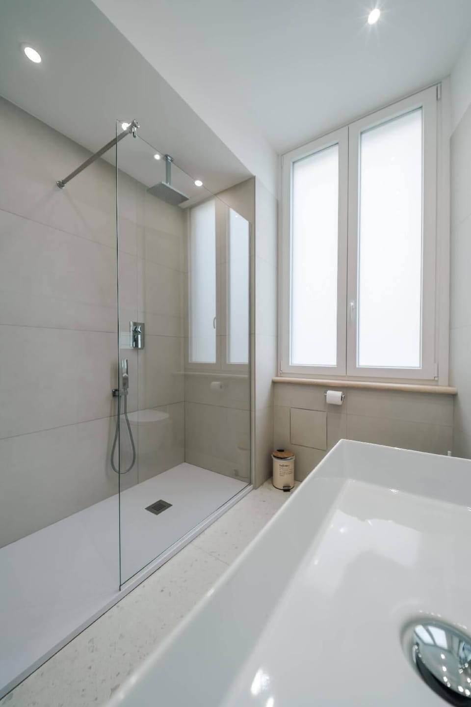 Deluxe Double or Twin Room | Bathroom | Shower, rainfall showerhead, eco-friendly toiletries, hair dryer