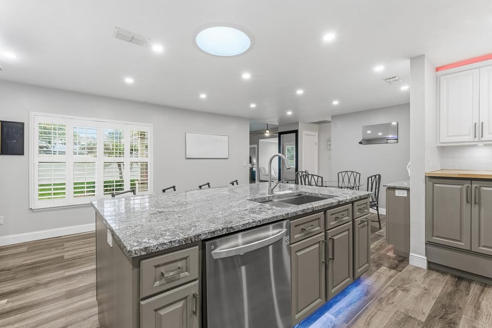 House, Multiple Beds (Jordan's Sunny Days) | Private kitchen