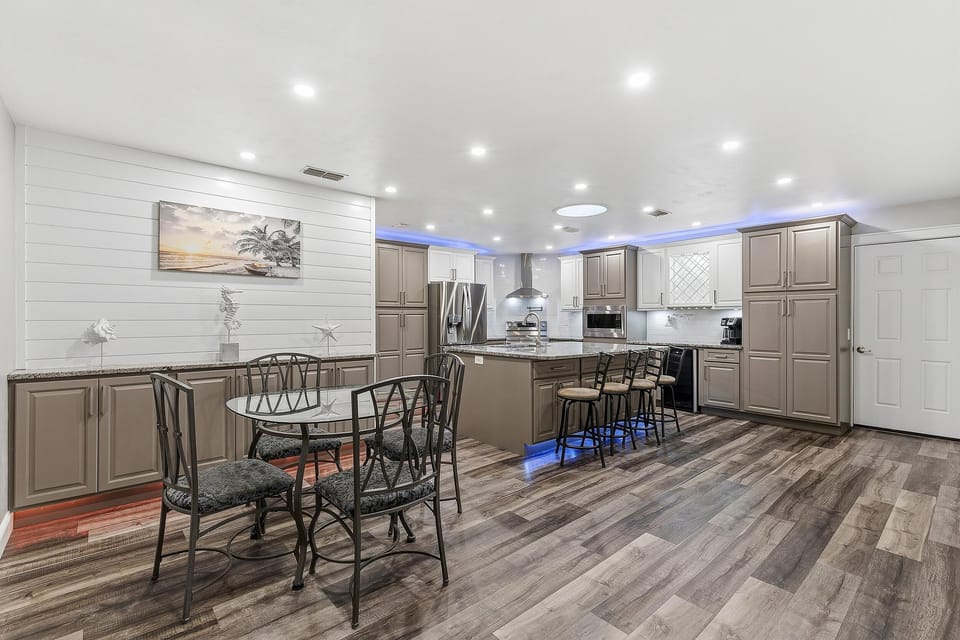 House, Multiple Beds (Jordan's Sunny Days) | Dining