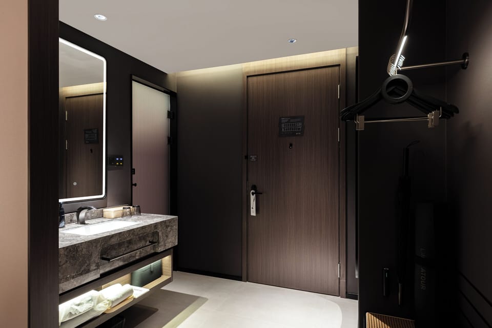 Executive Twin Room, City View | Bathroom | Shower, rainfall showerhead, hair dryer, towels