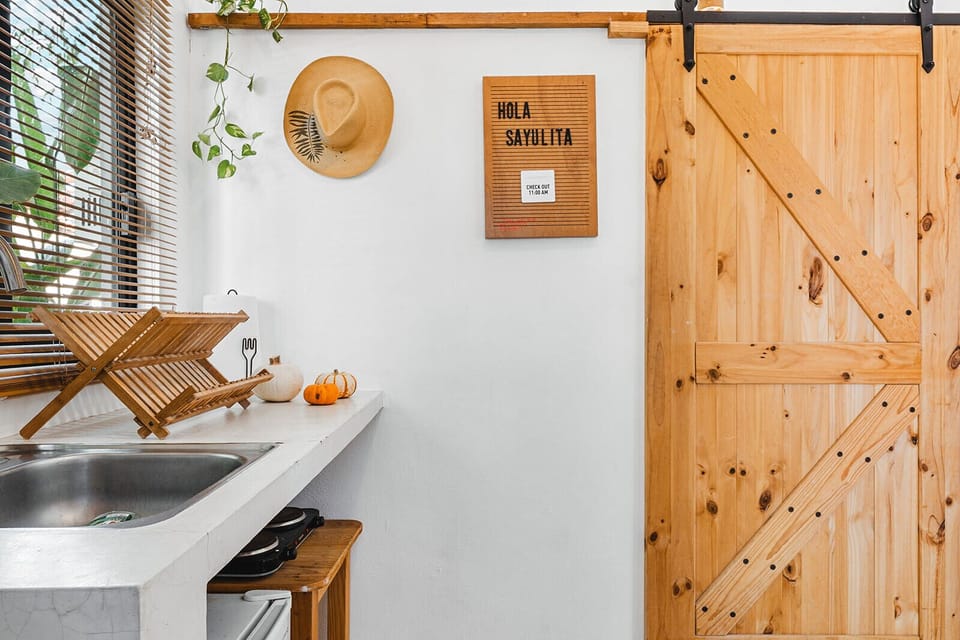 Basic Studio Suite, Courtyard View | Private kitchen | Highchair
