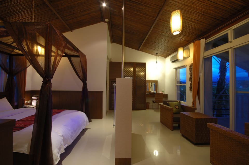 Romantic House, 1 Double Bed, Non Smoking, Jetted Tub | Premium bedding, down comforters, individually decorated