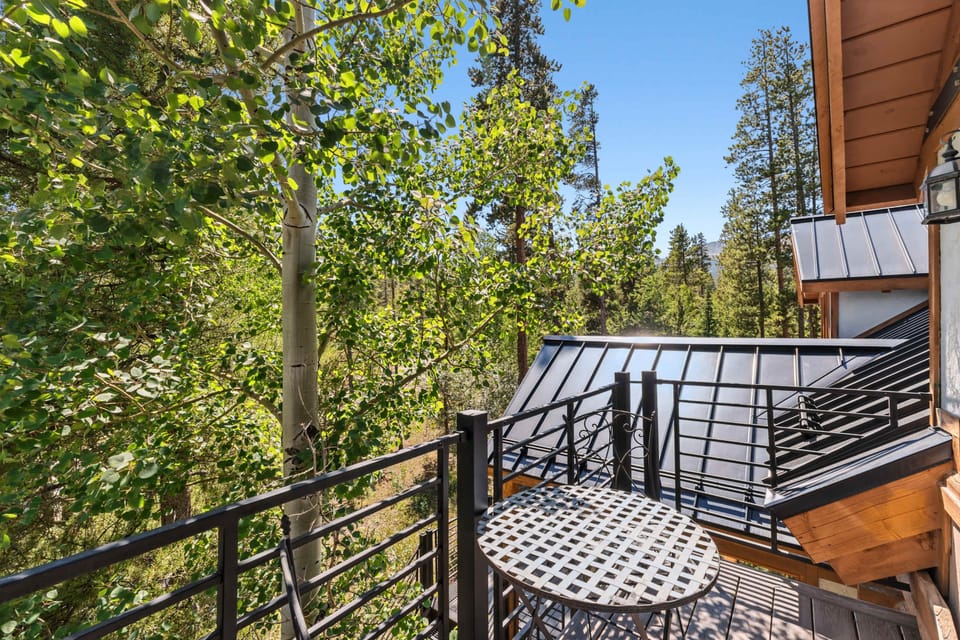 Private balcony (Bedroom 1)