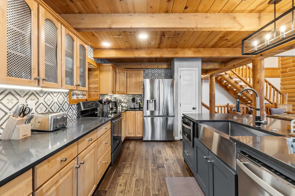 Kitchen: Drip coffee maker, Keurig coffee machine, Crockpot, blender, kettle, food processor, tableware
