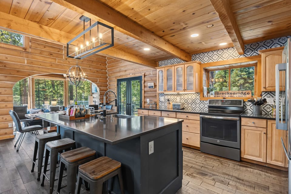Kitchen: Drip coffee maker, Keurig coffee machine, Crockpot, blender, kettle, food processor, tableware
