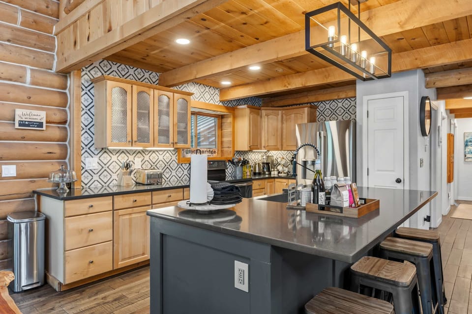 Kitchen: Drip coffee maker, Keurig coffee machine, Crockpot, blender, kettle, food processor, tableware
