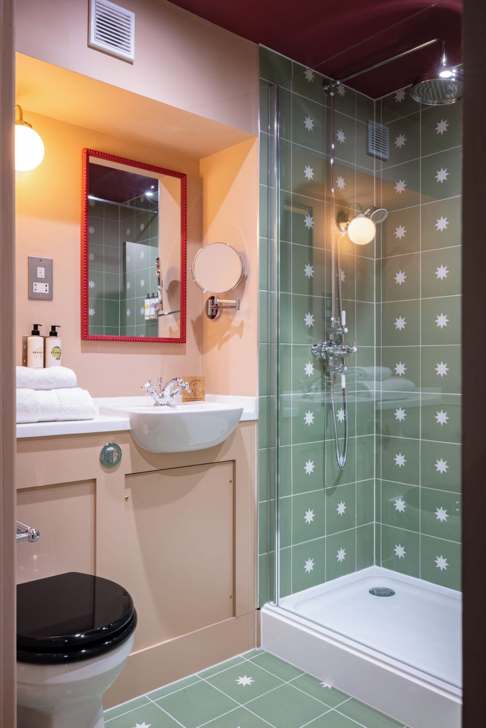 Classic Double Room | Bathroom | Shower, free toiletries, hair dryer, towels