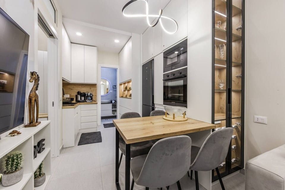 Dining area and fully-equipped kitchen