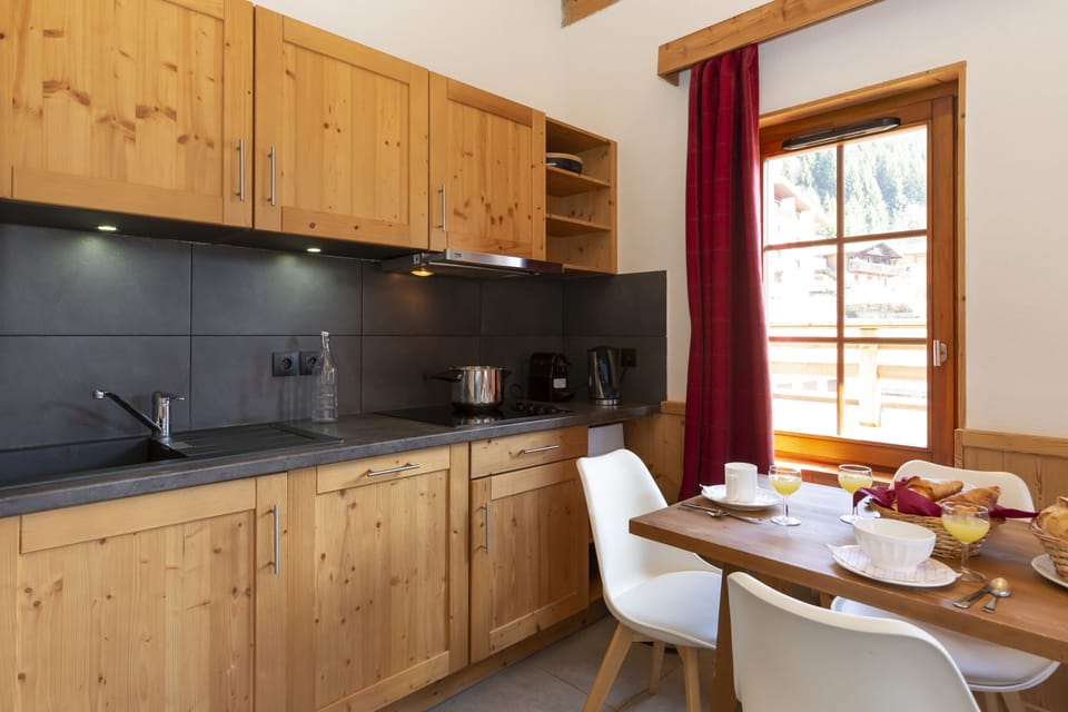 The fully equipped kitchenette with ceramic hob and dishwasher means no compromise on comfort, even at altitude.